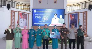 Foto Bersama Pj Bupati Bombana Burhanuddin Usai Mendampingi Kegiatan TP PKK Kabupaten Bombana Kamis (13/4/2023)