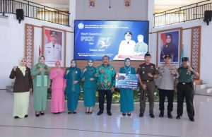 Foto Bersama Pj Bupati Bombana Burhanuddin Usai Mendampingi Kegiatan TP PKK Kabupaten Bombana Kamis (13/4/2023)