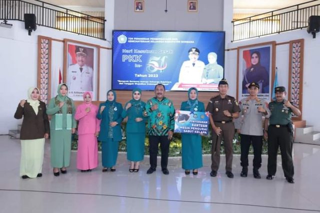 Foto Bersama Pj Bupati Bombana Burhanuddin Usai Mendampingi Kegiatan TP PKK Kabupaten Bombana Kamis (13/4/2023)