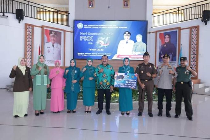 Foto Bersama Pj Bupati Bombana Burhanuddin Usai Mendampingi Kegiatan TP PKK Kabupaten Bombana Kamis (13/4/2023)