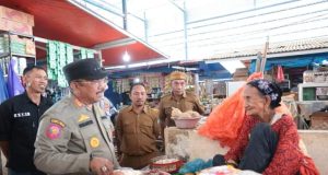 Sidak langsung Pj Bupati Bombana H. Burhanuddin bersama Tim Pengendali Inflasi Daerah (TPID) di Pasar Sentral Tadoha Mapacing Senin (17/4/2022)