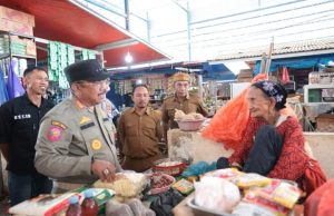 Sidak langsung Pj Bupati Bombana H. Burhanuddin bersama Tim Pengendali Inflasi Daerah (TPID) di Pasar Sentral Tadoha Mapacing Senin (17/4/2022)