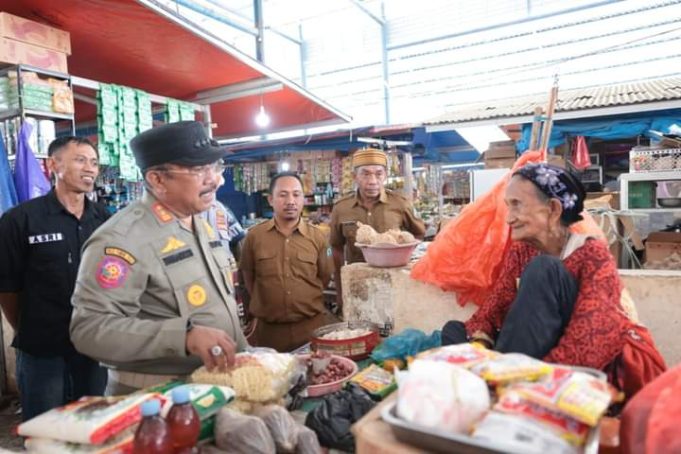 Sidak langsung Pj Bupati Bombana H. Burhanuddin bersama Tim Pengendali Inflasi Daerah (TPID) di Pasar Sentral Tadoha Mapacing Senin (17/4/2022)