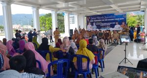 Pj Bupati Bombana H Burhanuddin Pada Saat Membuka Dengan Resmi Kegiatan Pasar Murah Ramadhan di Eks MTQ/RTH Kab. Bombana Selasa (18/4/2023).