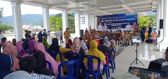 Pj Bupati Bombana H Burhanuddin Pada Saat Membuka Dengan Resmi Kegiatan Pasar Murah Ramadhan di Eks MTQ/RTH Kab. Bombana Selasa (18/4/2023).