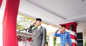 Sekda Bombana Man Arfa pada saat menjadi Pembina Upacara di Hari OTODA yang ke XXVII di Depan Halaman Kantor Bupati Bombana.