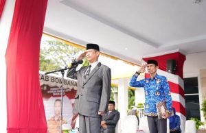 Sekda Bombana Man Arfa pada saat menjadi Pembina Upacara di Hari OTODA yang ke XXVII di Depan Halaman Kantor Bupati Bombana.