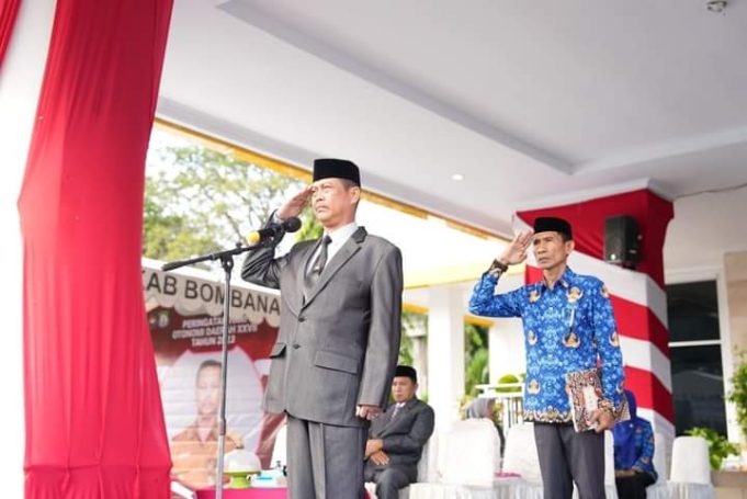 Sekda Bombana Man Arfa pada saat menjadi Pembina Upacara di Hari OTODA yang ke XXVII di Depan Halaman Kantor Bupati Bombana.