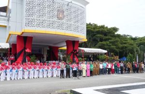 Tengah Kemeja Kaos Putih PJ Bupati Bombana pada saat menjadi Pembina Upacara di Depan Halaman Kantornya. Kiri Koramil Rumbia/mewakili, Kapolres Bombana, Ibu Bupati , Kader PKK Kabupaten para Kadis Ibu PKK lainya.
