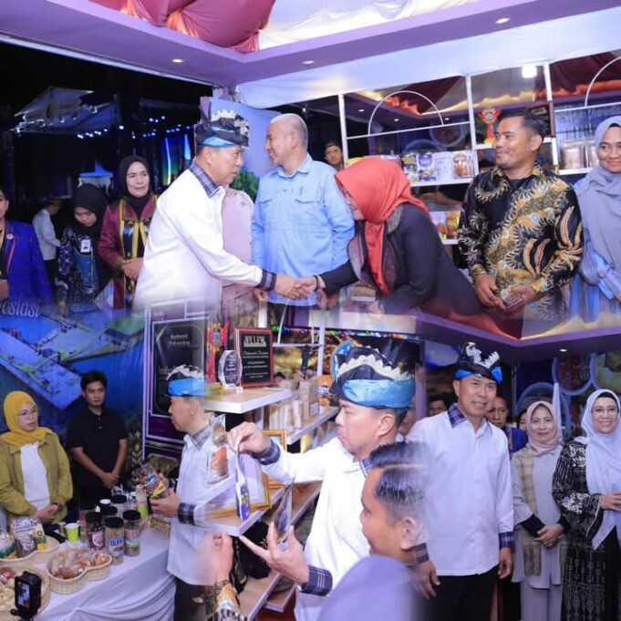Gubernur Sultra Puji Pemda Bombana Pada Saat Kunjungi STAND di Perayaan HUT Sultra ke 61